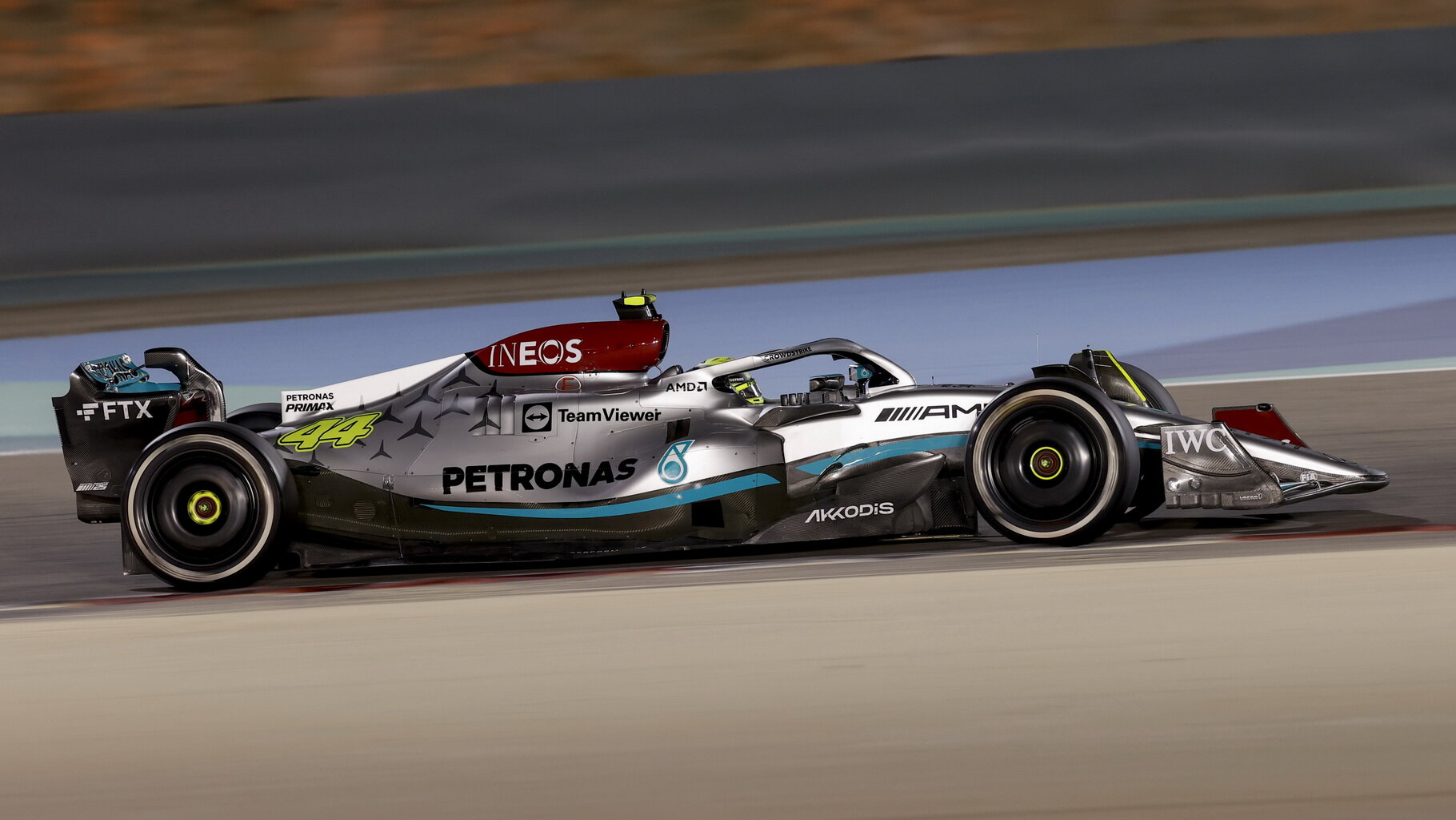Lewis Hamilton ve Velké ceně Bahrajnu nakonec skončil na pódiu