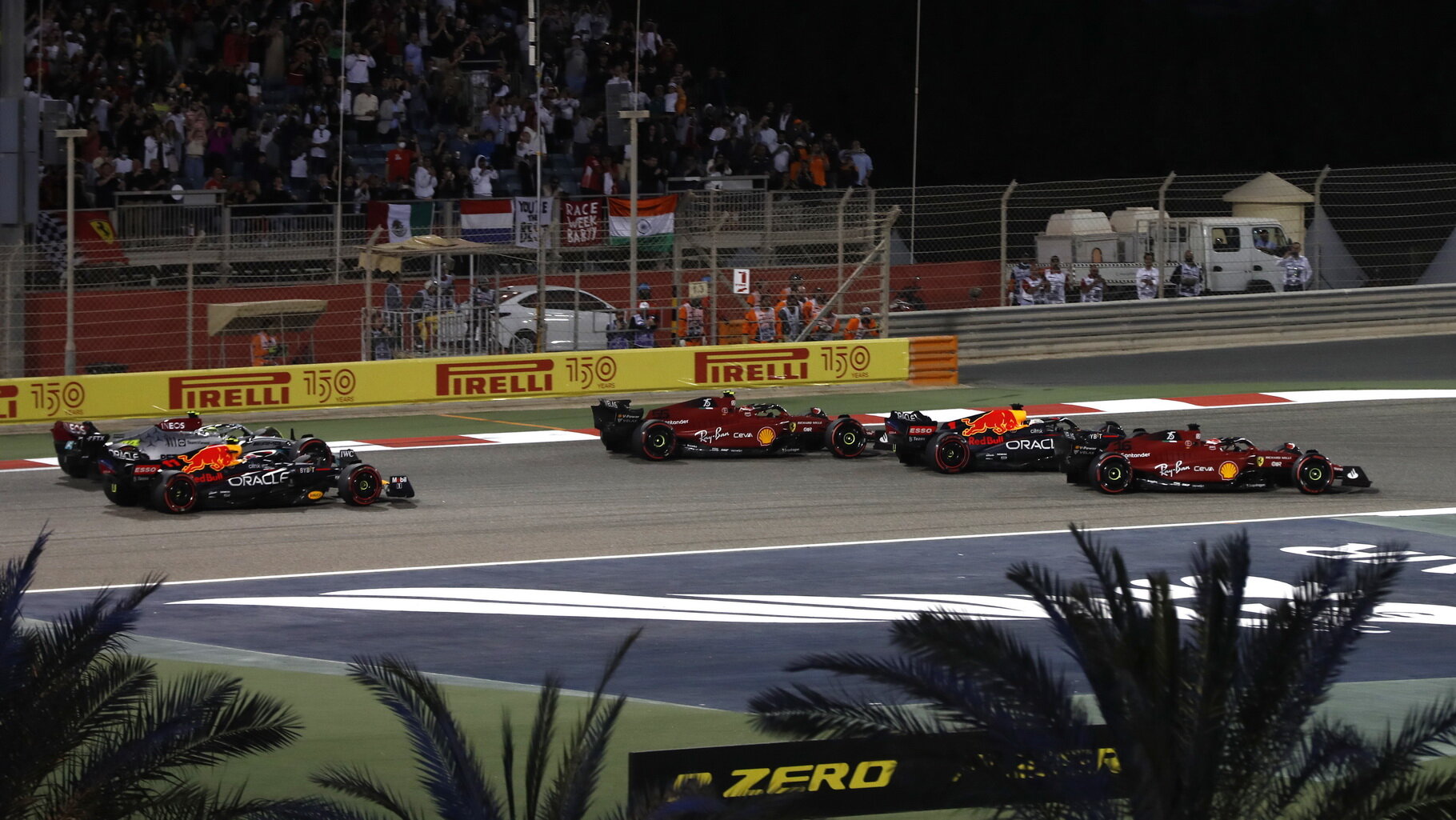 Start Velké ceny Bahrajnu: Verstappen v sendviči Ferrari