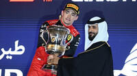 Charles Leclerc se svou trofejí za první místo závodě v Bahrajnu