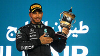 Lewis Hamilton se svou trofejí za třetí místo závodě v Bahrajnu