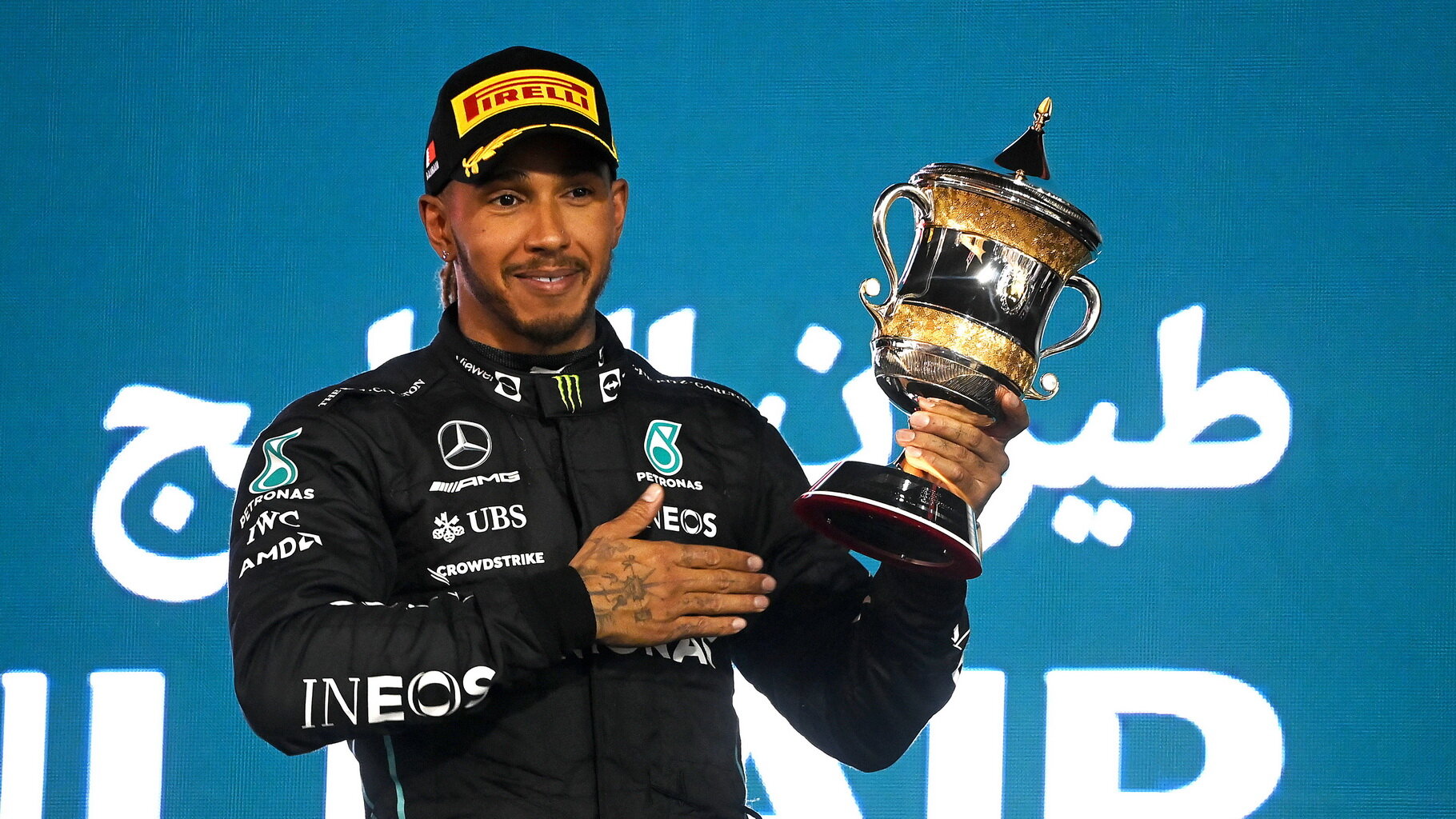 Lewis Hamilton spokojený s trofejí za třetí místo