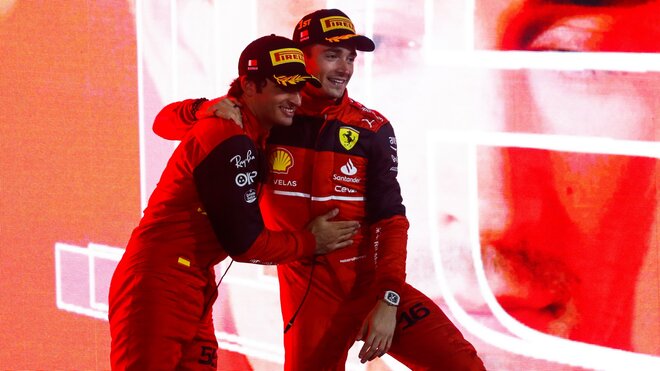 Charles Leclerc a Carlos Sainz na pódiu po závodě v Bahrajnu