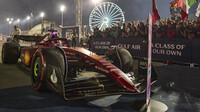 Charles Leclerc se svým vítězným vozem po závodě v Bahrajnu