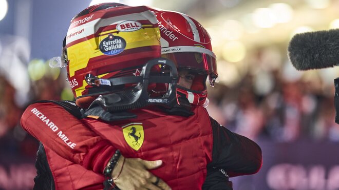 Jezdci týmu Ferrari se radují z vítězství po závodě v Bahrajnu