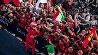 Tým Ferrari se raduje z vítězství po závodě v Bahrajnu