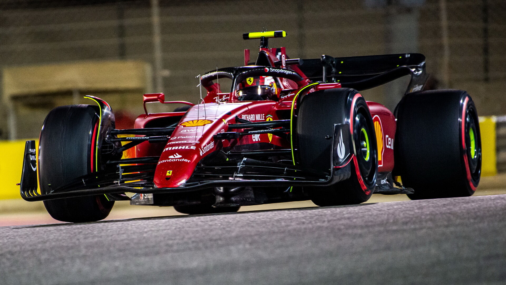 Carlos Sainz v závodě v Bahrajnu