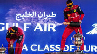 Carlos Sainz a Charles Leclerc na pódiu po závodě v Bahrajnu