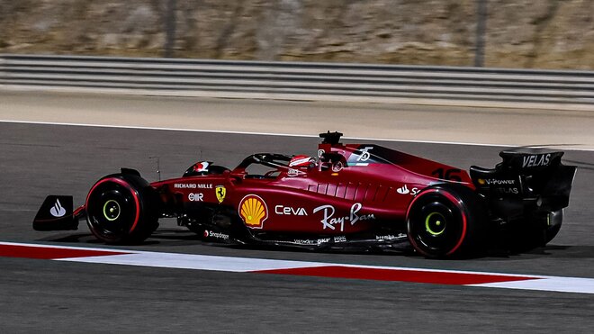 Charles Leclerc na úvod v Bahrajnu zvítězil, Lewis Hamilton bral bronz, ani jeden z Red Bullů do cíle nedojel