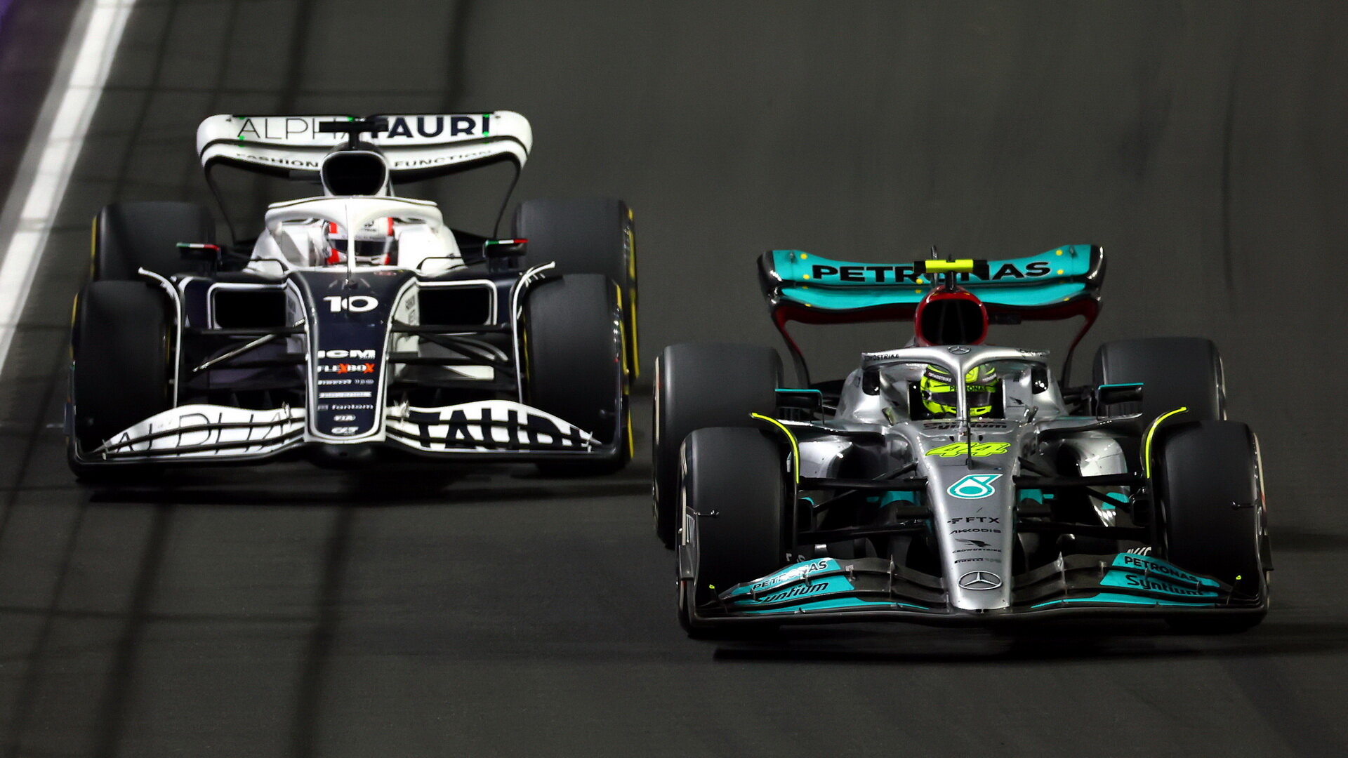 Pierre Gasly a Lewis Hamilton v závodě v Saúdské Arábii