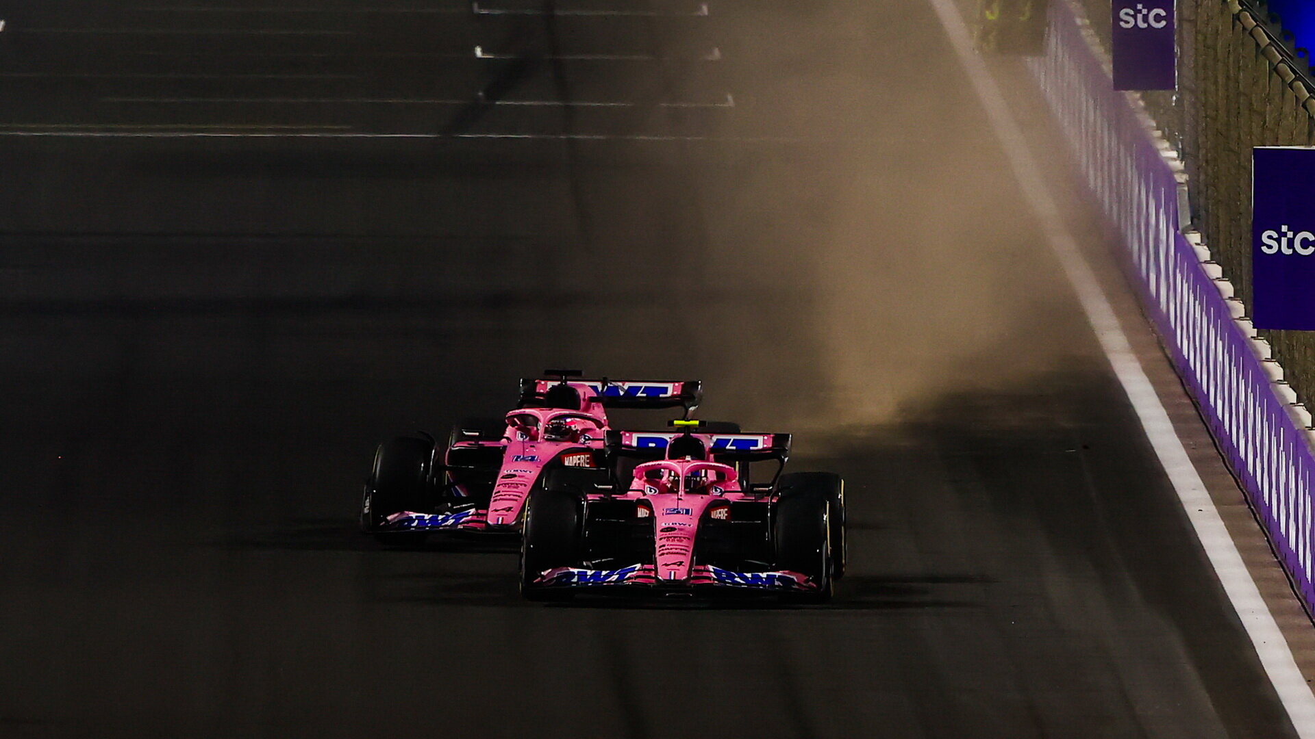 Esteban Ocon a Fernando Alonso v souboji v závodě v Saúdské Arábii
