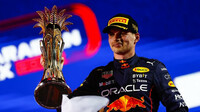 Max Verstappen se svou trofejí za prnví místo v závodě v Saúdské Arábii