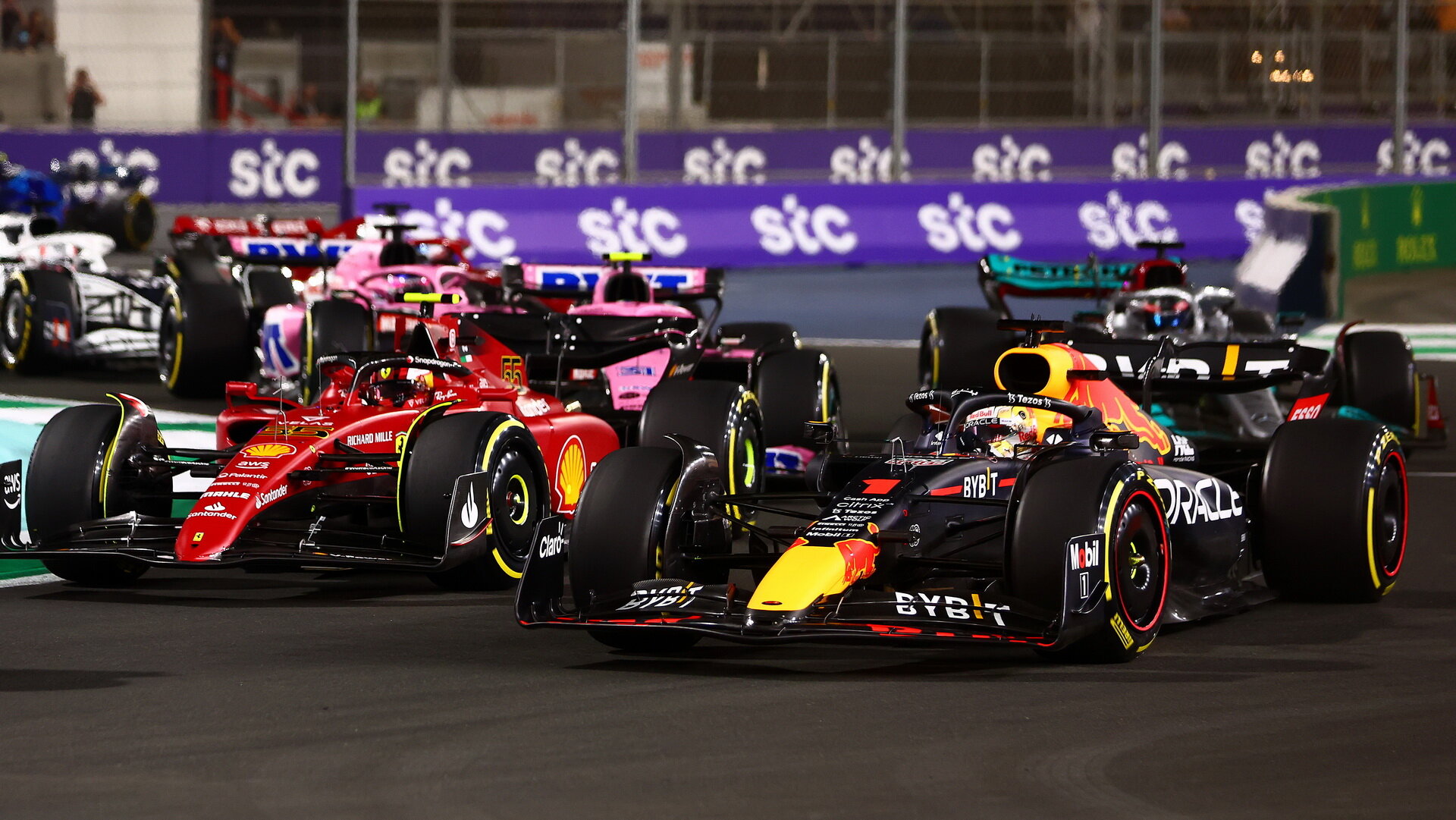 Max Vestappen a Carlos Sainz v závodě v Saúdské Arábii