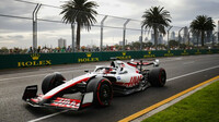 Kevin Magnussen s DRS při pátečním tréninku v Melbourne