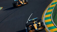 Lando Norris před Danielem Ricciardem v GP Austrálie