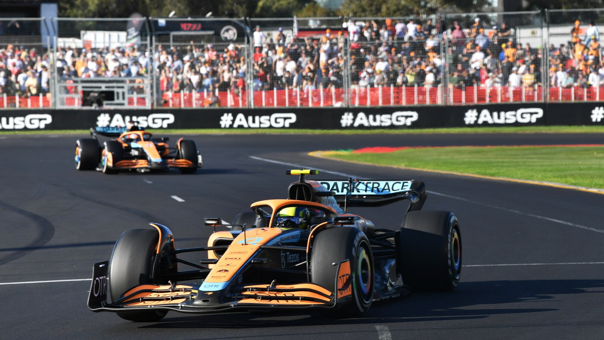 Lando Norris před Danielem Ricciardem v GP Austrálie