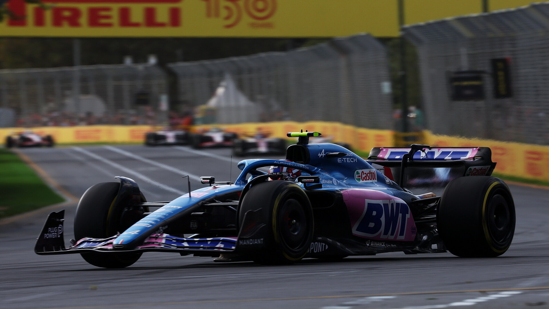 Esteban Ocon v závodě v Melbourne