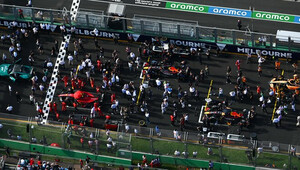 GRAFIKA: Startovní rošt GP Austrálie - Max z 1. místa, Aston Martiny a Ferrari seřazeny za sebou - anotační obrázek