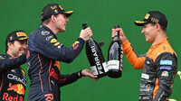 Lando Norris a Max Verstappen slaví na pódiu po závodě na Imole