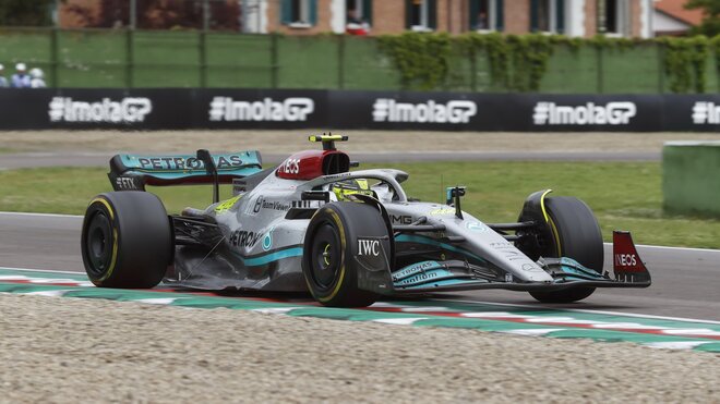 Lewis Hamilton s Mercedesem W13 v Imole