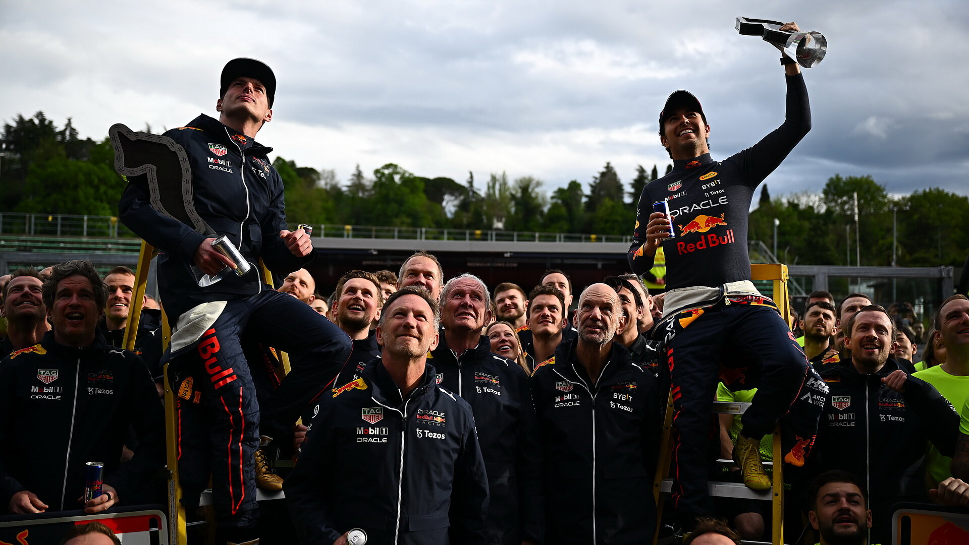 Tým Red Bull slaví vítěství po závodě na Imole