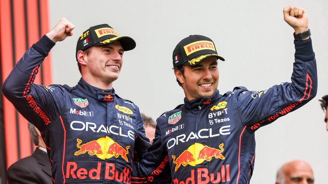 Max Verstappen a Sergio Pérez slaví po závodě na Imole