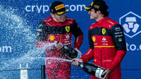 Charles Leclerc a Carlos Sainz slaví po závodě v Miami