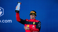 Carlos Sainz se svou trofejí za třetí místo v závodě v Miami