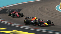 Max Verstappen a Charles Leclerc v závodě v Miami