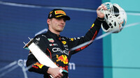 Max Verstappen se svou trofejí za první místo v závodě v Miami