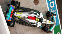 Lewis Hamilton s Mercedesem W13 v Miami
