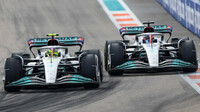Lewis Hamilton se brání útoku svého týmového kolegy Georgea Russella v Miami
