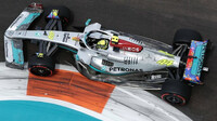Lewis Hamilton s Mercedesem W13 v Miami