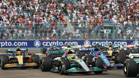 Lewis Hamilton v hloubi pole po startu GP Miami