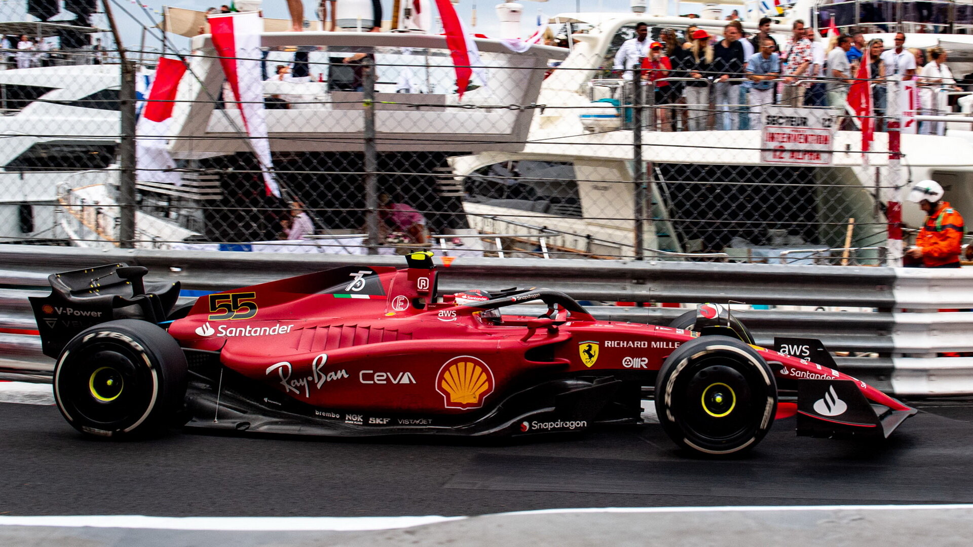 Carlos Sainz v závodě v Monaku