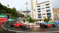 Charles Leclerc, Carlos Sainz a Sergio Pérez v závodě v Monaku