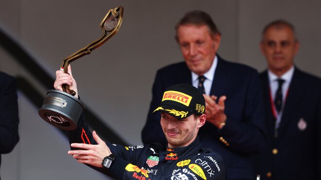 Max Verstappen se svou trofejí za třetí místo po závodě v Monaku