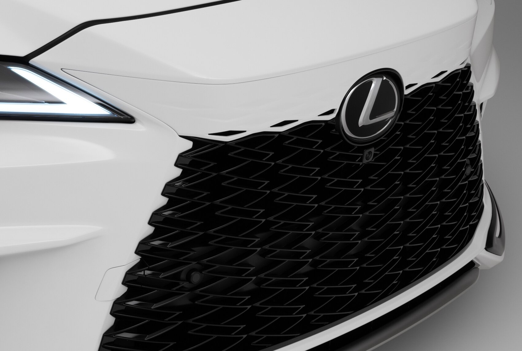 Lexus RX - implementace loga v přední masce