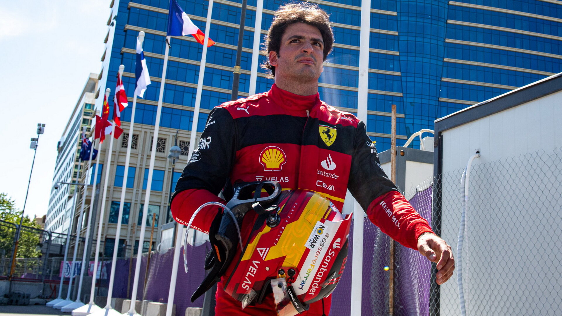 Carlos Sainz musel v Baku dojít do boxů po svém odstoupení pěšky