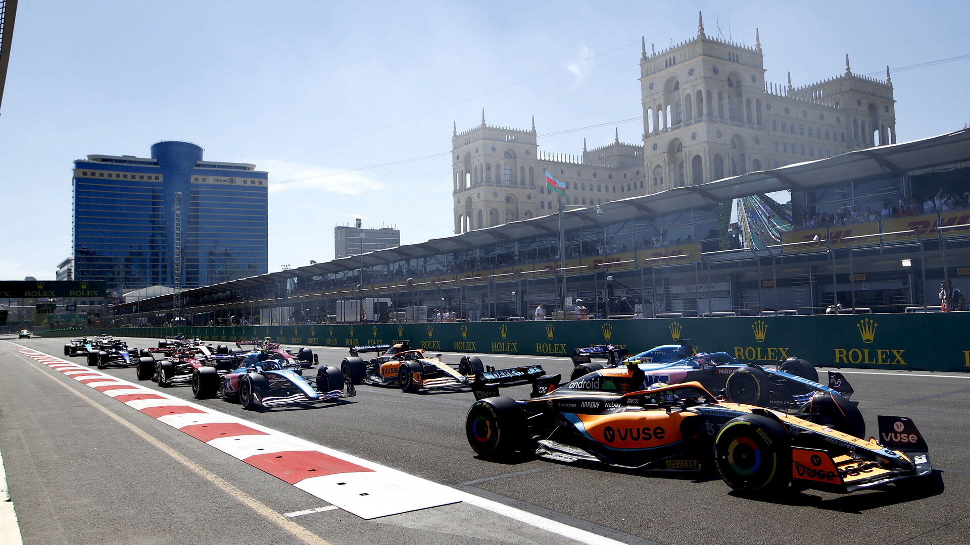 McLaren se propadá do hloubi pole