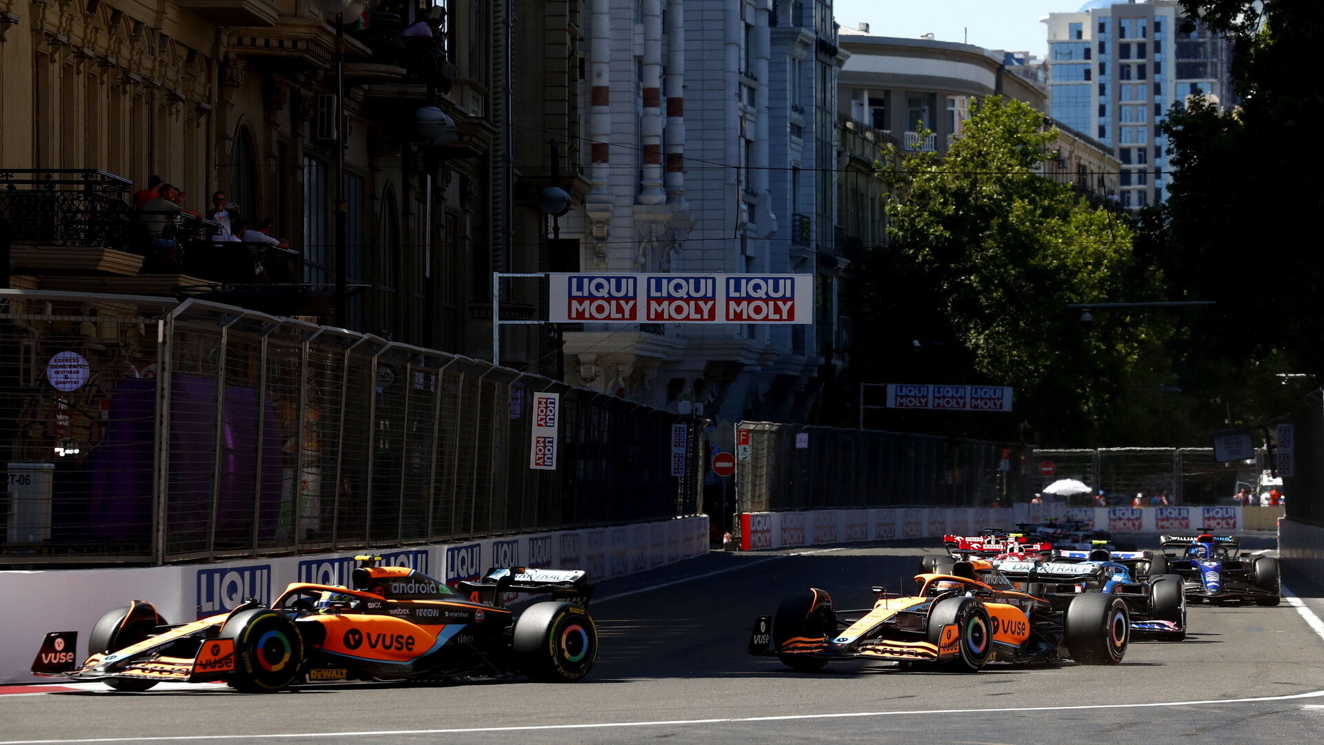 Lando Norris a Daniel Ricciardo v závodě v Ázerbájdžánu