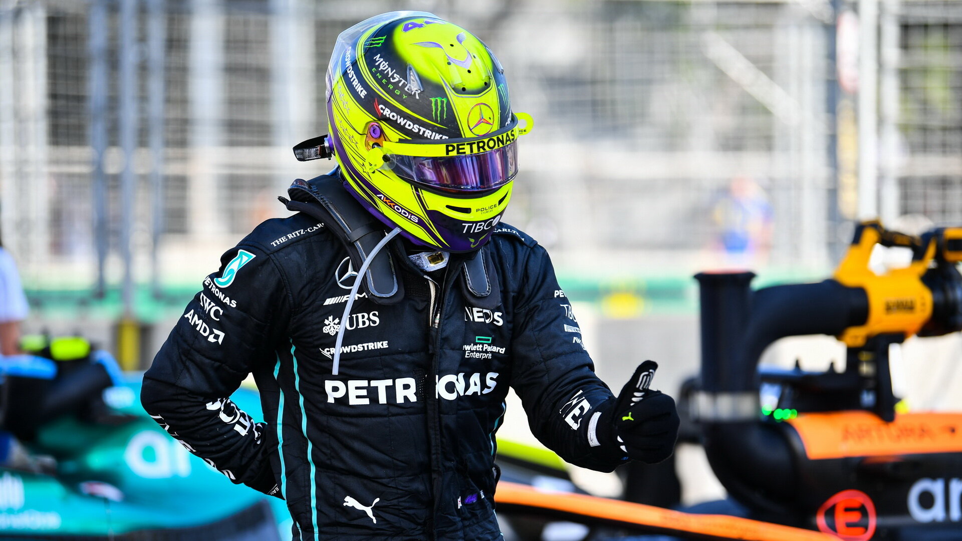 Lewis Hamilton po dojezdu do cíle v Baku