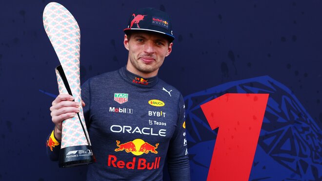 Max Verstappen se svou trofejí za první místo po závodě v Ázerbájdžánu