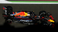 Max Verstappen s Red Bullem RB18 v Baku