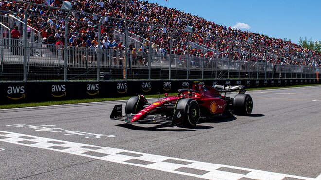 Carlos Sainz projíždí cílem Velké ceny Kanady