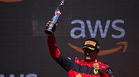Carlos Sainz se svou trofejí za druhé místo v závodě v Kanadě