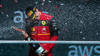 Carlos Sainz slaví na pódiu po závodě v Kanadě
