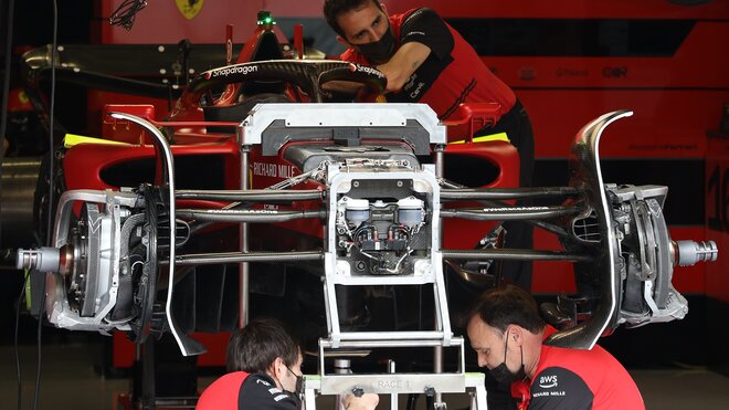 Práce na Leclercově Ferrari