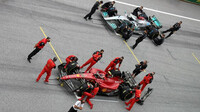 Carlos Sainz na startovním roštu před Lewisem Hamiltonem