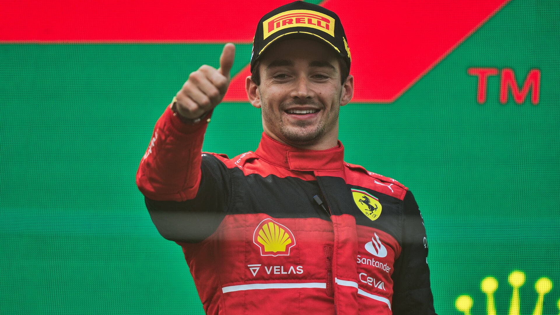 Charles Leclerc se raduje z vítězství v závodě v Rakousku