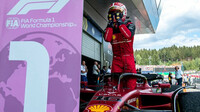 Charles Leclerc se raduje z vítězství v závodě v Rakousku